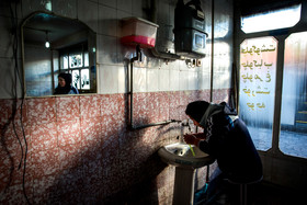 بازیکنان پس از ۱۴ ساعت طی مسیر از انزلی تا کرمانشاه برای استراحتی کوتاه در یکی از رستوران های بین راهی توقف کردند. 